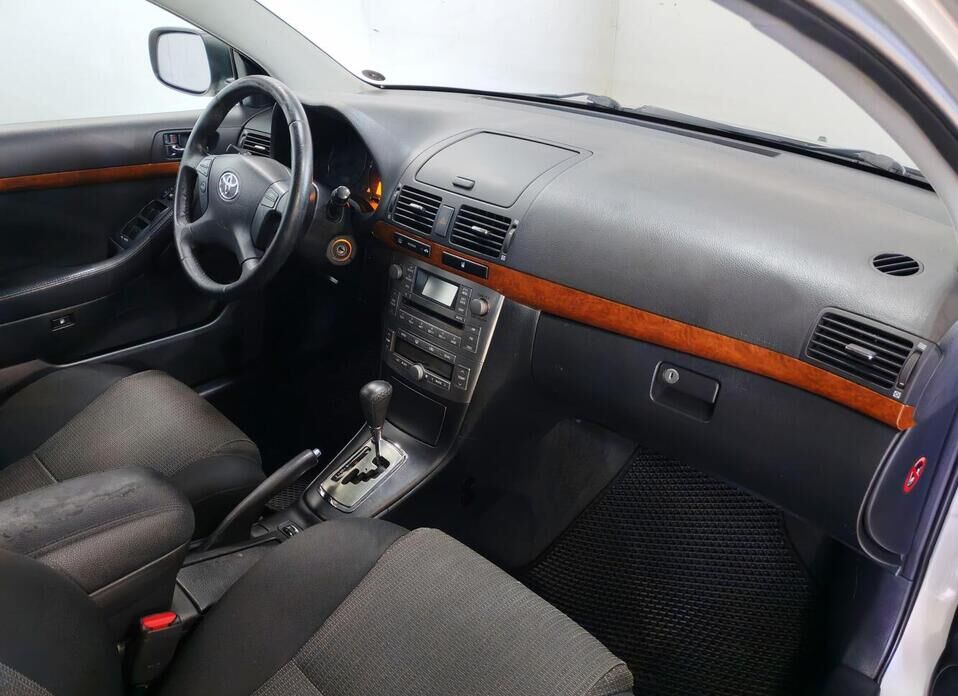 Toyota Avensis 1.8 AT (129 л.с.)