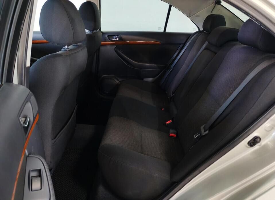 Toyota Avensis 1.8 AT (129 л.с.)